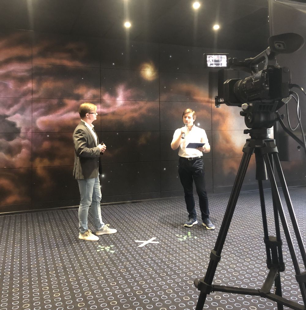 химик - Евгений Буланов отвечает на вопросы зрителей ведущий - Иван Оладышкин.jpg