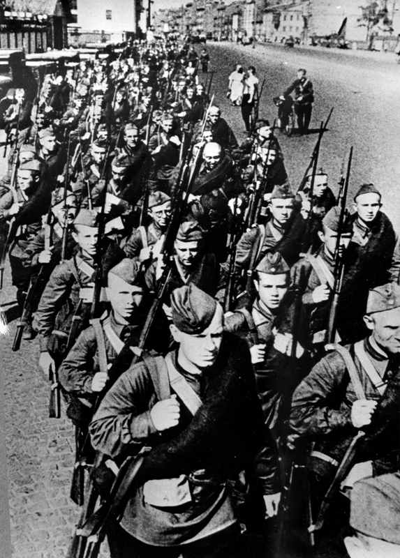 3_фото otpravlyayutsya-na-front.-leto-1941-g.-foto-aleksandra-mixajlova.jpg